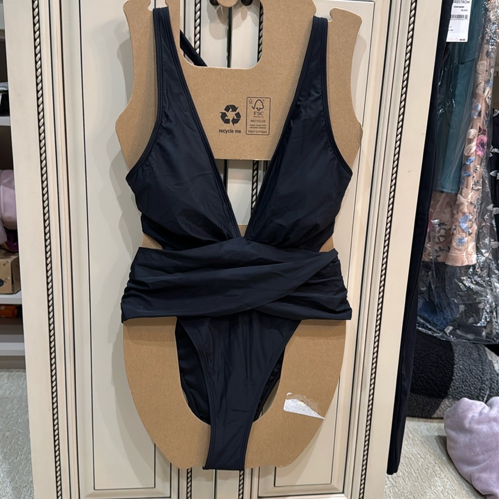 CUPSHE Women's V-Neck One Piece Swimsuit Black M NWT